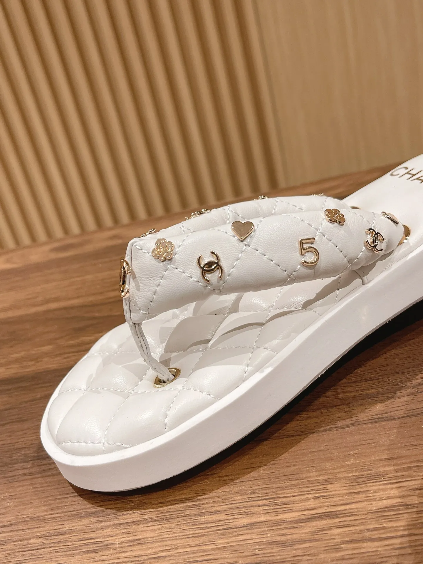 👟👟Ex-factory price 400👟👟 Women's Shoes Women's Clothing Women's Shoes Women's Clothing Women's Shoes Women's Clothing Women's Shoes Factory CHANEL Chanel's 2023 new early spring flip-flops, a spring must-have, goddess series, with the elegant and ladylike temperament of Xiangjia, super attractive and irresistible.  Made of original imported top-grade sheepskin material, original molded hardware buckle #electric embroidery. The midsole is wrapped with imported sheepskin, which is soft and comfortable. Original molded lightweight and wear-resistant velvet outsole Size: 35-40M